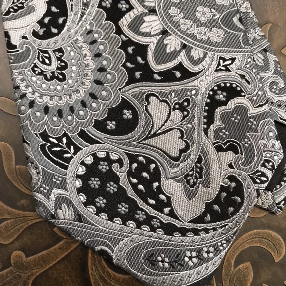 Black and Silver Grey Geoffrey Beene Vintage Tie - Picture 9 of 9